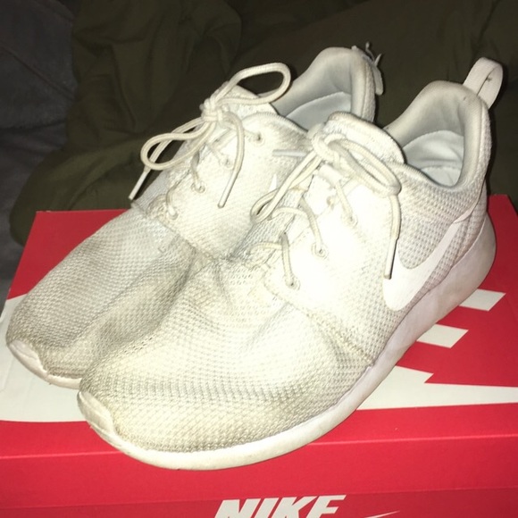 nike roshe triple white